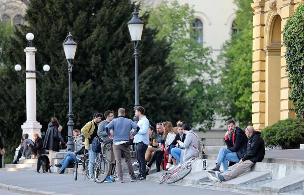 Zagreb: Mladi se okupljaju oko Hrvatskog narodnog kazališta