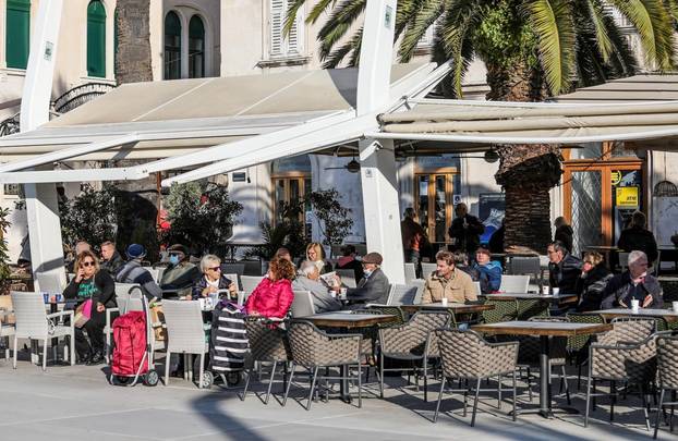 Split: Građani s kavom za van sjeli na terase zatvorenih lokala i uživali na suncu