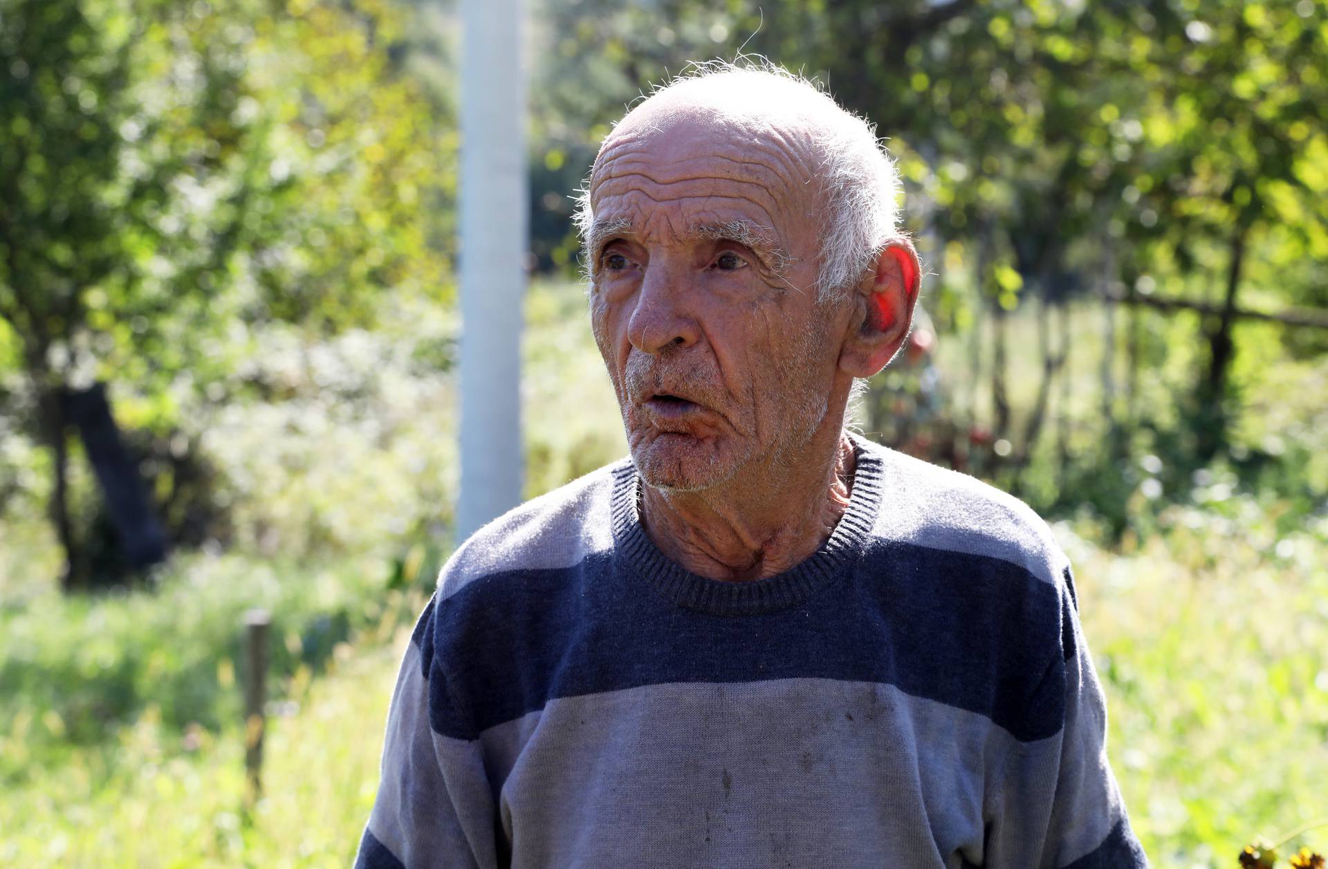 Stanko Samac, jedan od mnogih starijih na Baniji koji si ne mogu priuštiti drva za ogrijev 