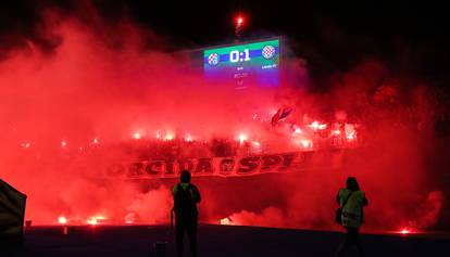 FOTO Torcida bakljama zasula teren Maksimira, letjele i do centra!? Evo što su im zaplijenili