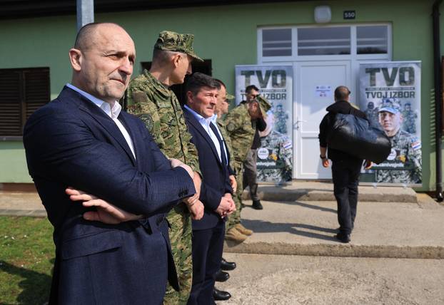 Ministar Anušić i general Kundid na prvom danu TVO-a na Slunju