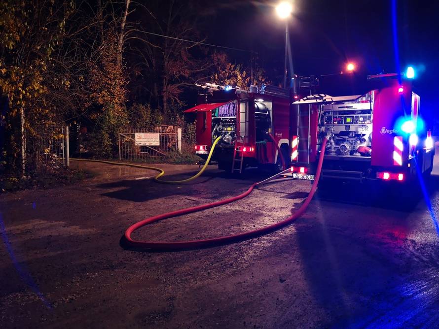 Skladište je gorjelo cijelu noć: Vatra istopila metalno krovište