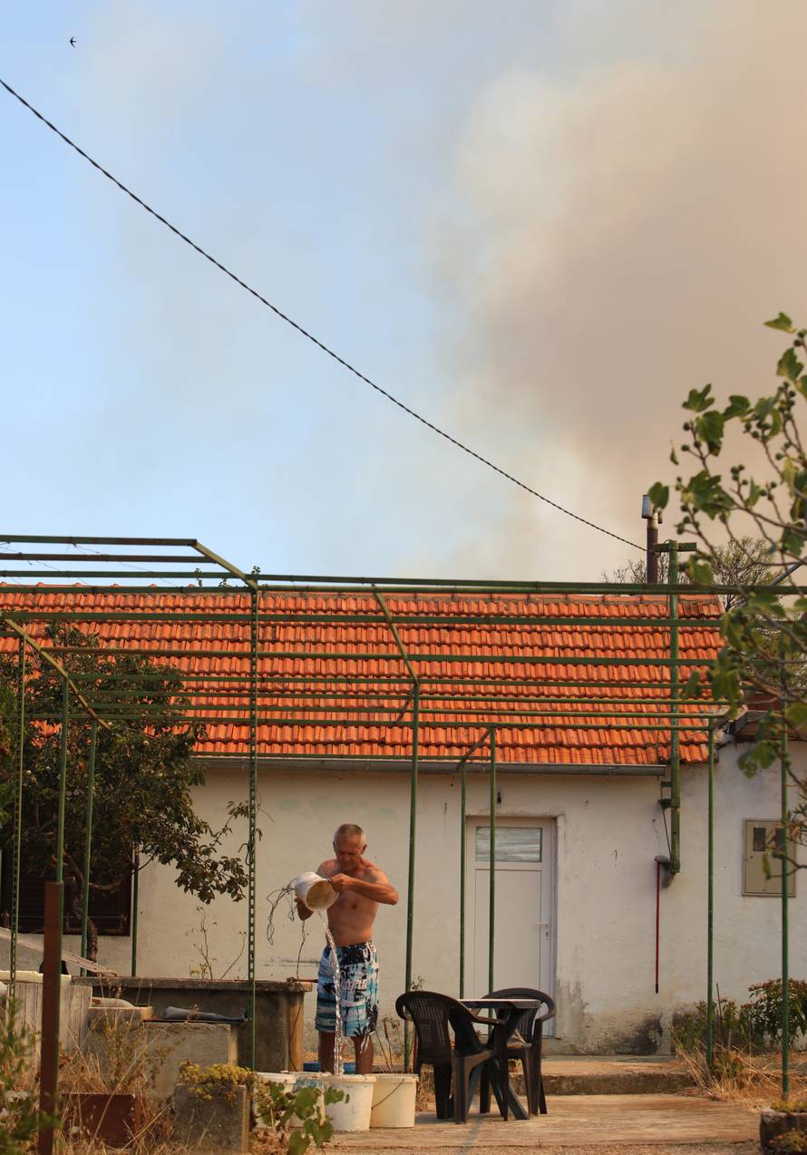 Veliki požar u zale?u Skradina, gase ga ?etiri kanadera