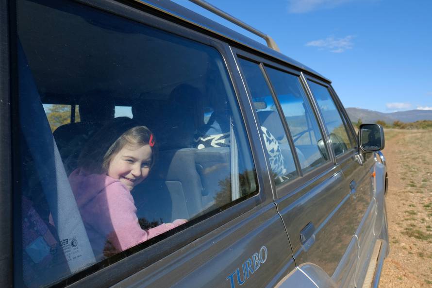 Cestom smrti do škole: Odroni, provalije, divlje svinje i poskoci