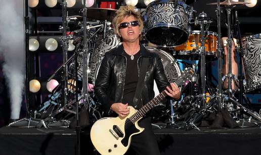 VIDEO Green Day bez politi&ccaron;kih poruka na Super Bowlu: Evo kako je izgledao njihov nastup