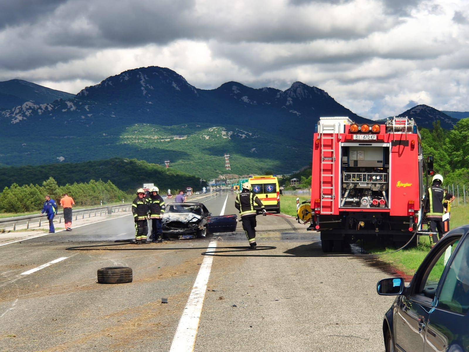 Auto se zabio u ogradu pa zapalio: Vozač u zadnji tren uspio izaći iz vozila