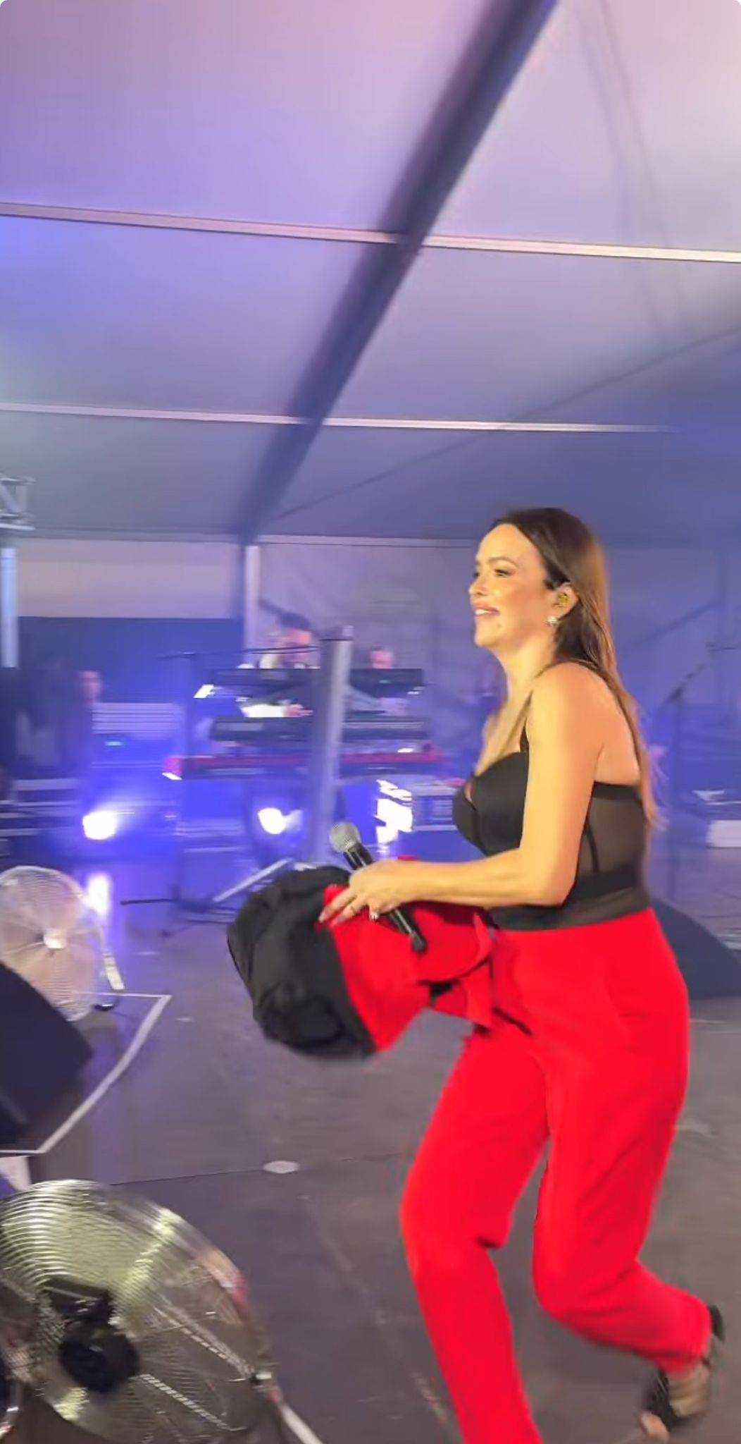 Severina se skidala na koncertu pa bacila sako u publiku: Hvala vam, dođite u garderobu poslije