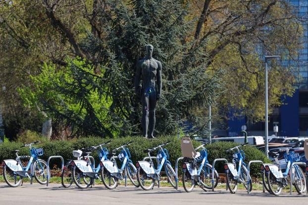 Zagreb: Na Uskrs osvanuli pofarbani testisi Bacača diska 