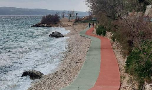 U Dugom Ratu uništili stoljetnu plažu: 'Pa jesu li tu stazu mogli izbetonirati metar dalje?'