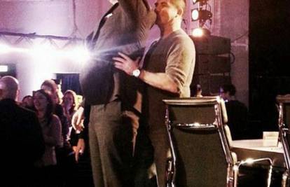 Simon Cowell zagrlio Davida pa ga nježno poljubio u rame