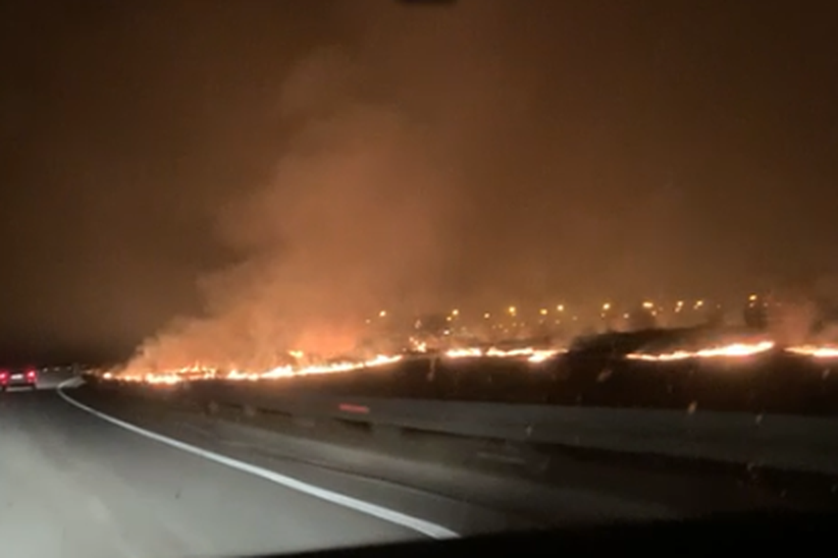 VIDEO Izbio je veliki požar kod Udbine, zbog dima smanjena je vidljivost na autocesti