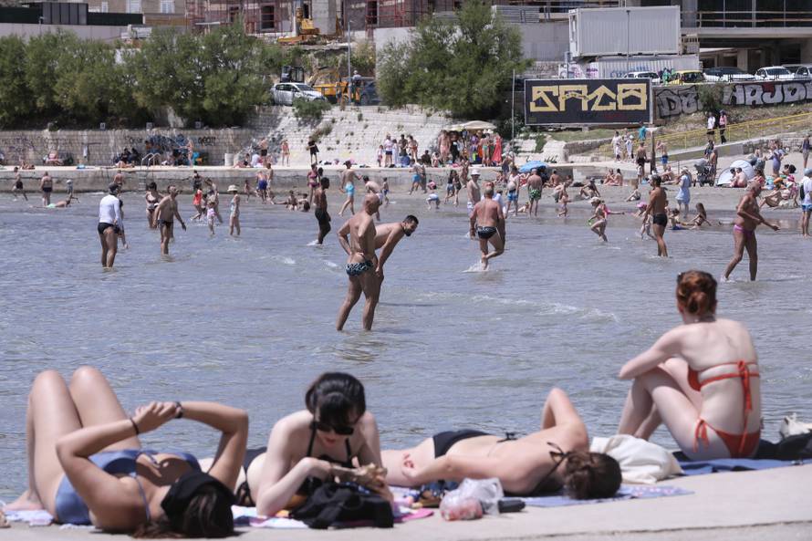 Split: Bačvice pune kupača zbog toplog vremena