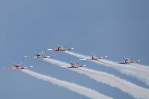 Zagreb: Prelet helikoptera i zrakoplova  tijekom svečanog obilježavanja 30. obljetnice VRO Oluja