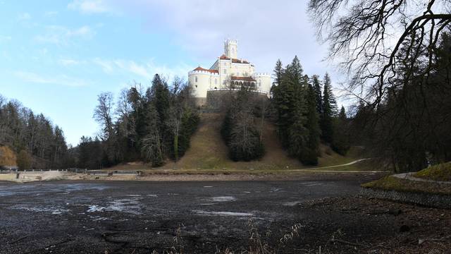 Jezero podno dvorca Trakošćan ispražnjeno je radi izmuljivanja