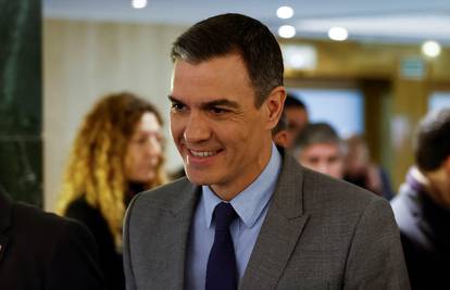 Grbin španjolskom premijeru Sanchezu poklonio košarkašku loptu i dres Dražena Petrovića