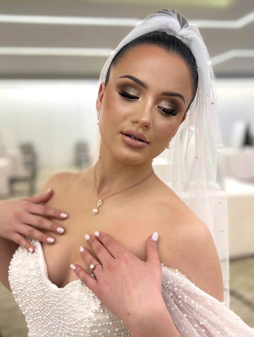 Prvakinja sam u šminkanju i mama četvero djece. U salonu radim i petkom i svetkom...