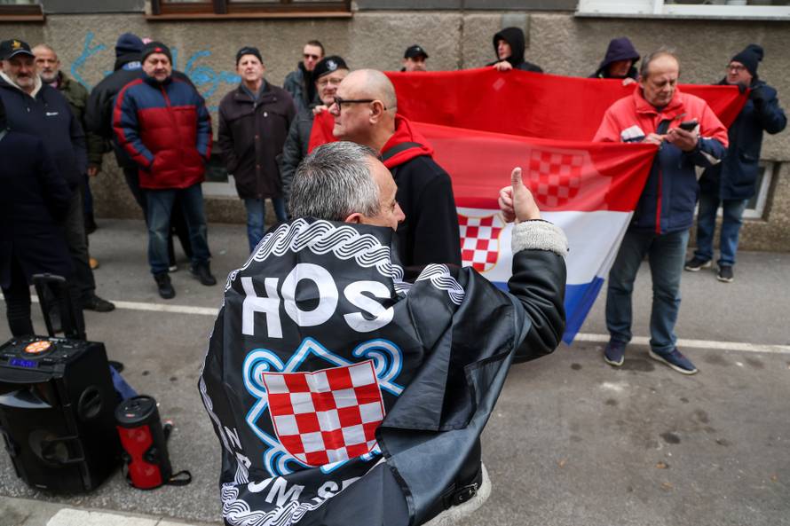 Prosvjednici  su stigli pred stan Tomislava Tomaševića i najavili  da će pjevati Thompsonove pjesme 