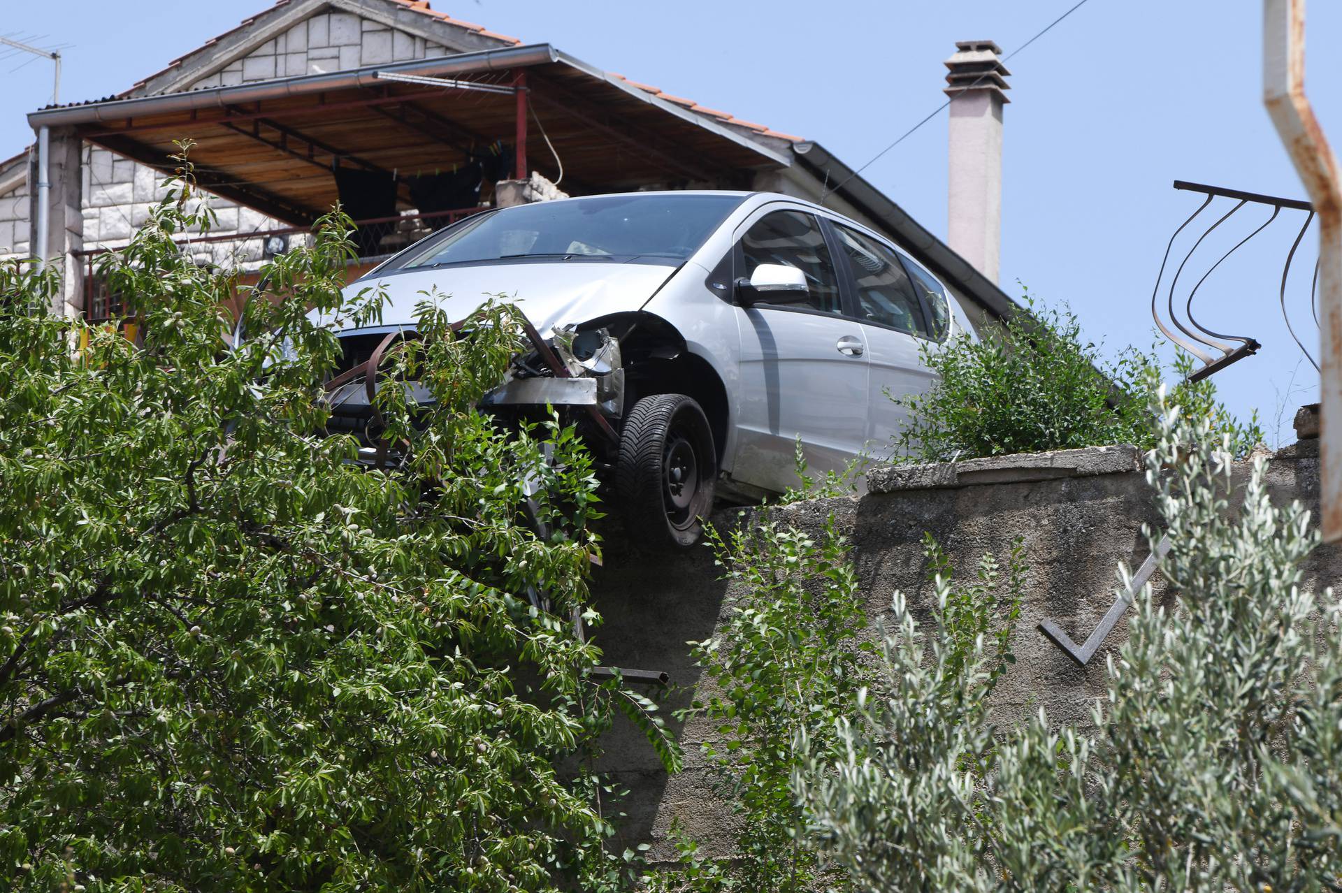 U Šibeniku automobilom probio ogradu i visi iznad provalije