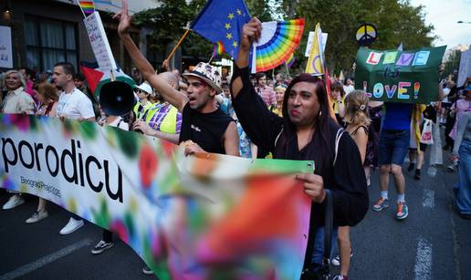FOTO Sudionici parade ponosa u Beogradu prosvjedovali zbog poginulih u Novom Sadu