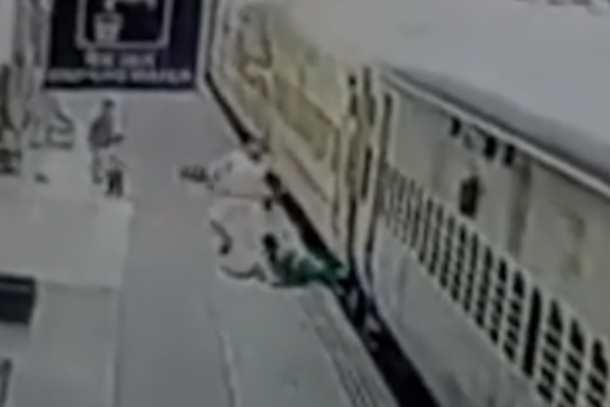 Indijka skakala iz vlaka jer je sjela u krivi pa skoro poginula: Prije toga izbacila djecu