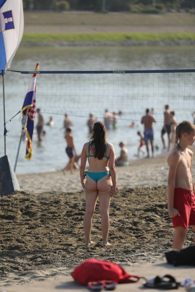 Osječani pronašli rashlađenje u Dravi