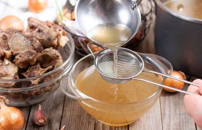 Slavni poludjeli za juhom od kostiju: Evo za što je sve dobra i kako je napraviti kod kuće