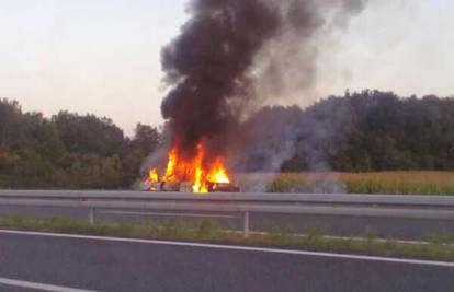 Stari Audi 90 zapalio se i potpuno izgorio na autocesti