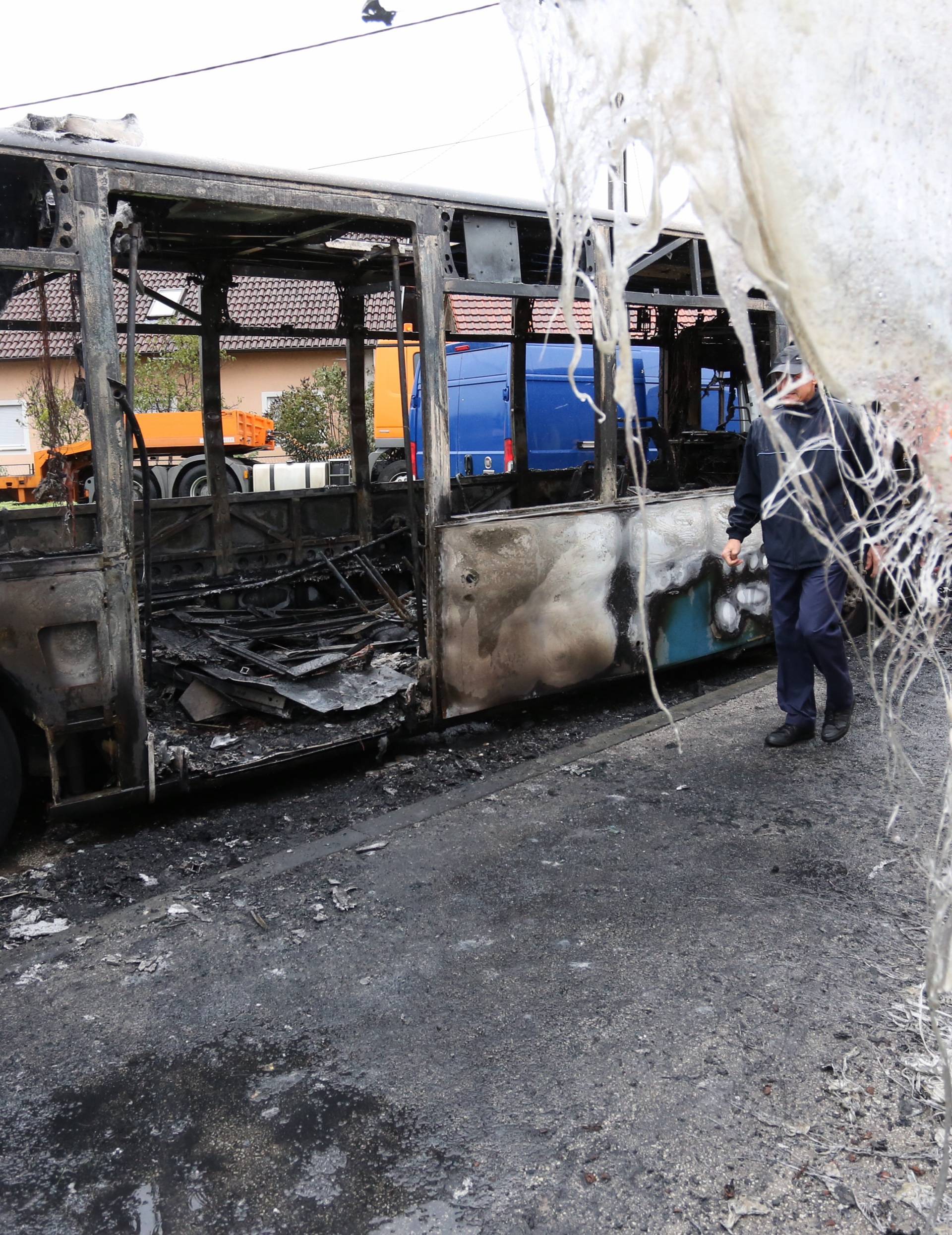 Dramatična snimka iz Zagreba: Bus planuo, putnici bježali van!