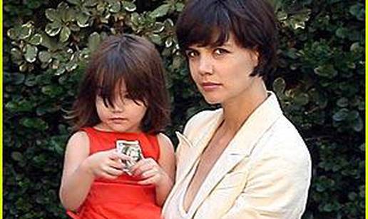 Katie Holmes dala Suri sto dolara da se igra s njima