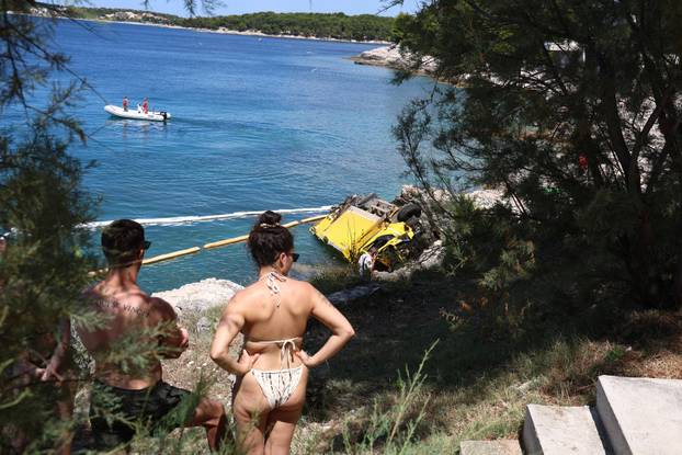 Pula: Kamion za smeće tvrtke Herculanea otklizao u more na Zlatnim stijenama