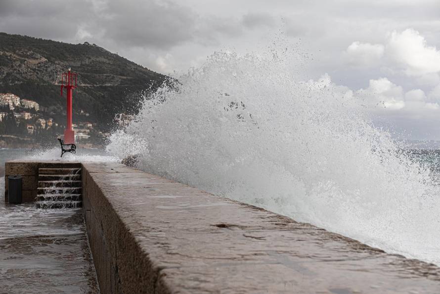 Dubrovnik: Potraga za tijelom muškarca kojeg su povukli valovi je obustavljena