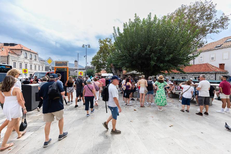 Dubrovnik: Stara gradska jezgra puna je turista 
