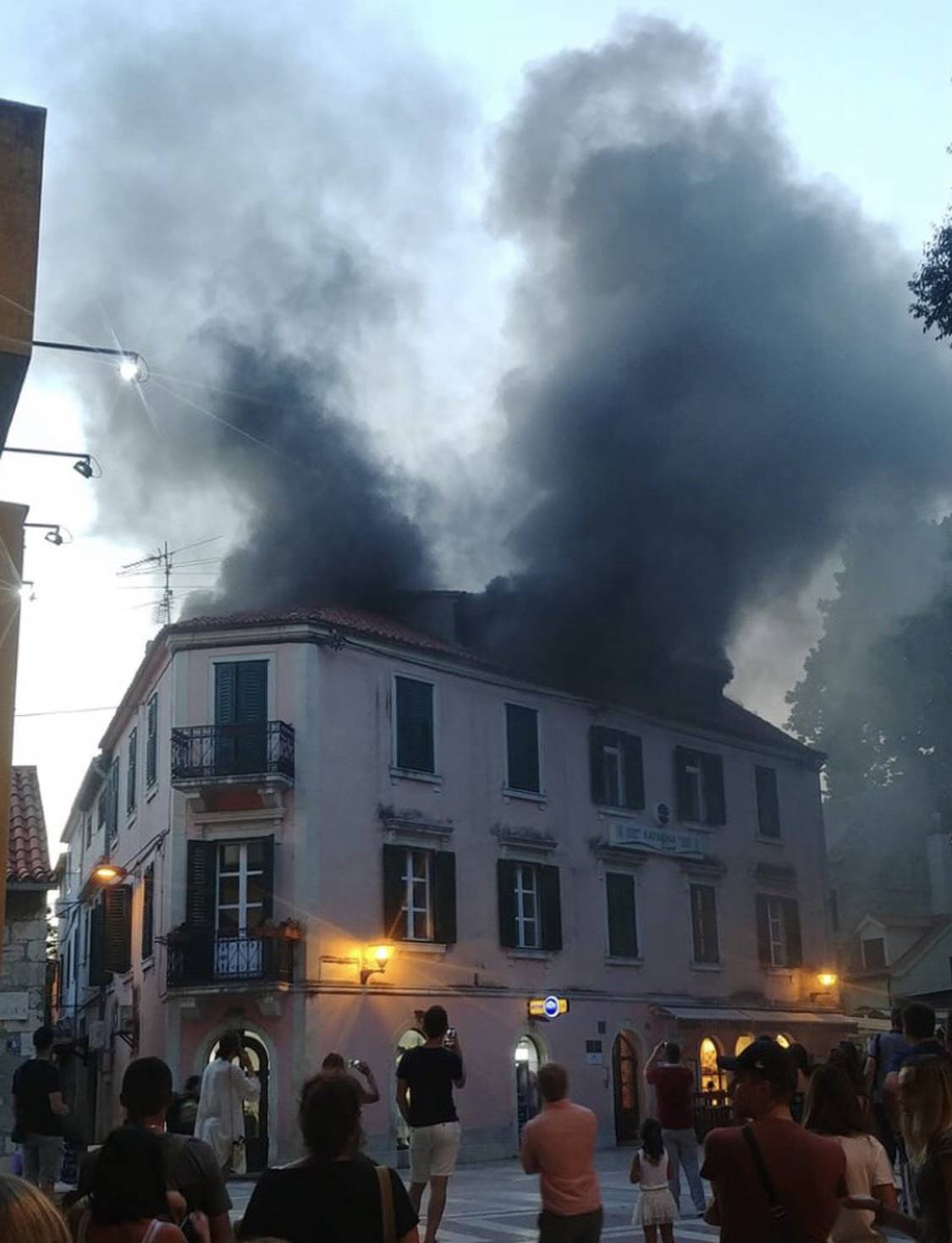 Gorjelo u Splitu: Zapalilo se potkrovlje kod Starog placa