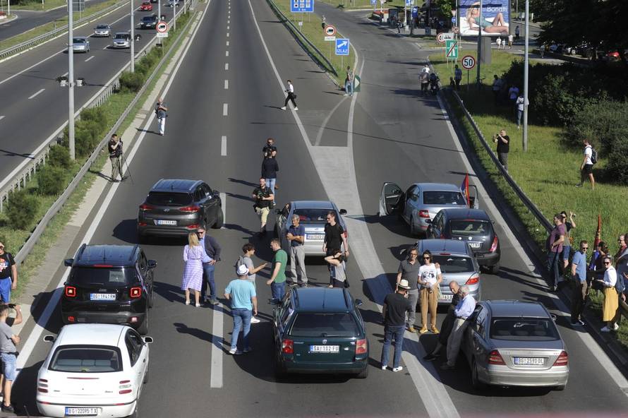 Beograd: U sklopu prosvjeda "Srbija protiv nasilja" nekoliko vozača blokiralo autocestu