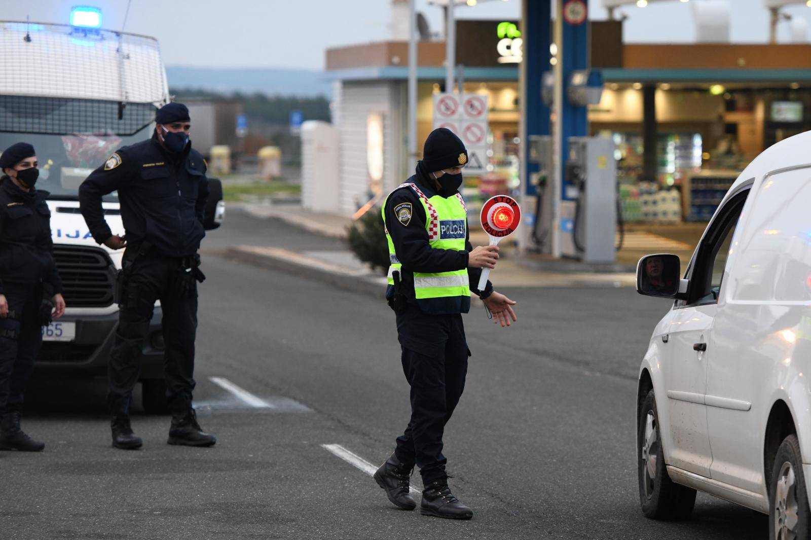 Policija na punktovima diljem Hrvatske provjerava propusnice