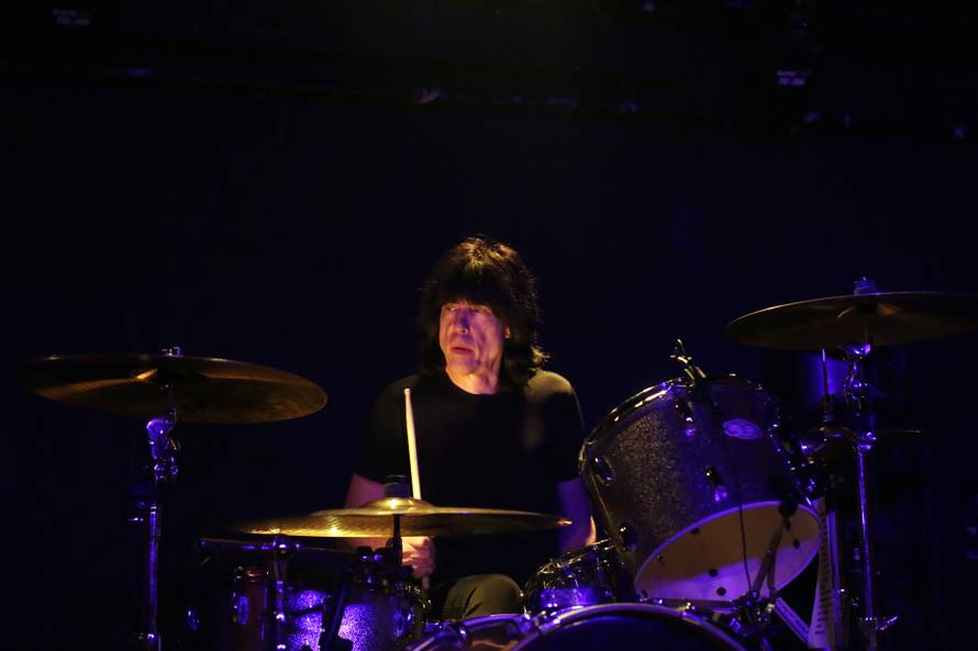 Redari su odvlačili 'nestašne' obožavateljice s bine u  Močvari