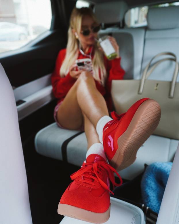 Zlatna teniska muza. Zarađuje više od dečka tenisača jer mu gleda mečeve? Evo i koliko...