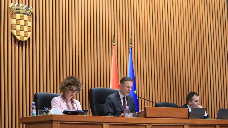 Svi sveti padaju u nedjelju, a zastupnici spojili deset dana: U klupe tek 10. studenoga