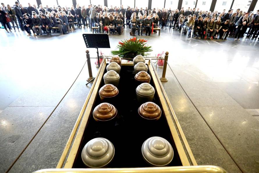 Zagreb: IspraÄaj i polaganje urni 11 pokojnika koji su tijela darovali Medicinskom fakultetu