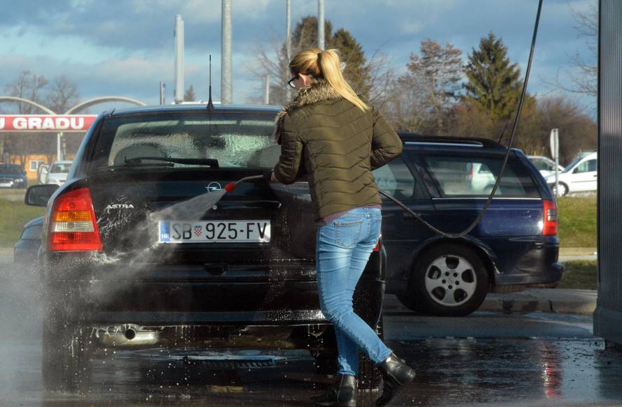 Ovako ćete najbolje oprati svoj auto nakon duge i hladne zime
