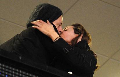 Angelina i Brad strastveno se ljubili na Super Bowlu