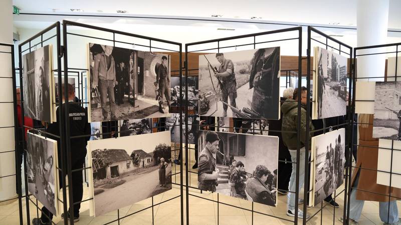 V Vukovarju odprli izložbo fotografij iz vojnega obdobja, nekatere fotografije prvič v javnosti