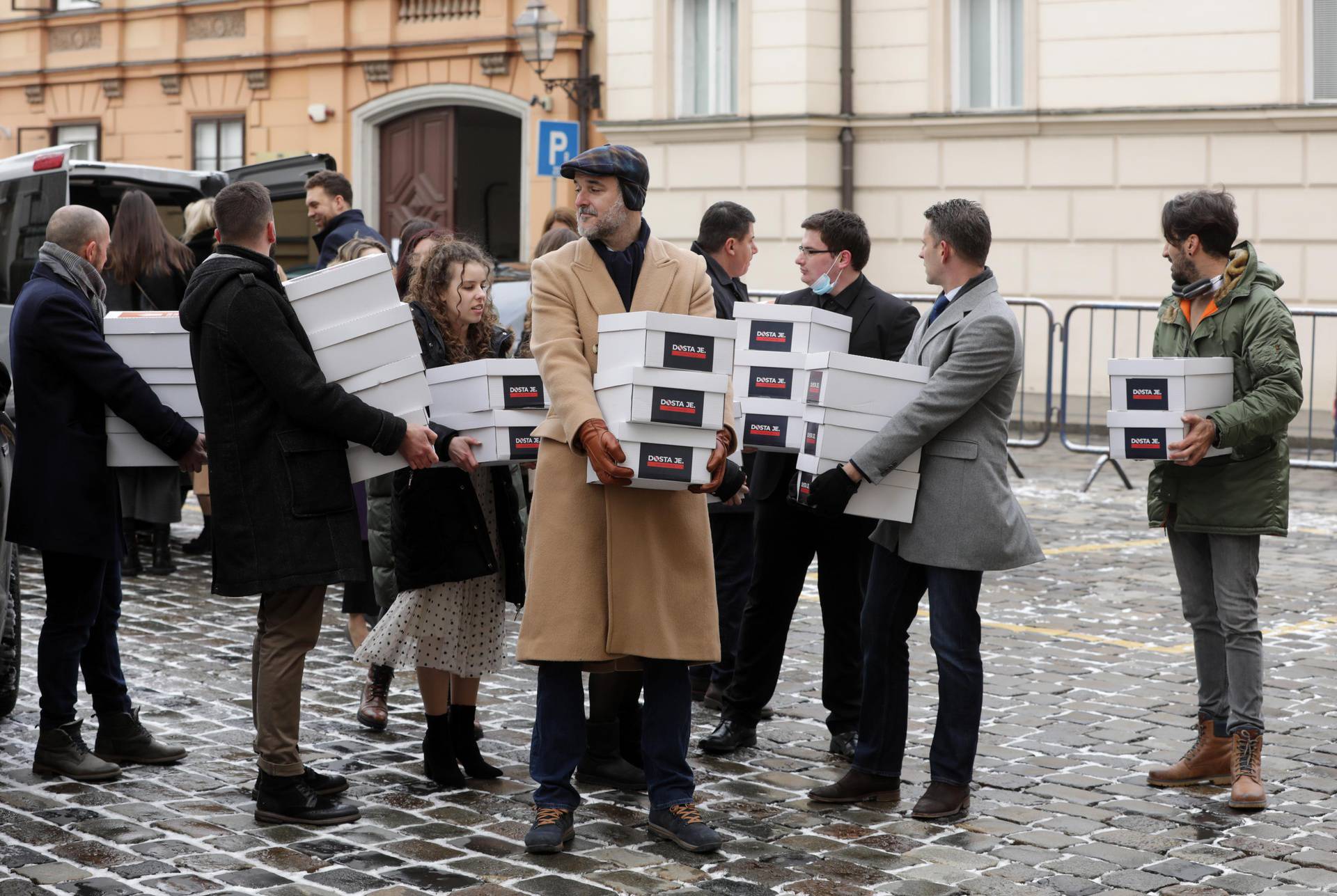 Zagreb: Mostovci predali potpise za referendum protiv covid-potvrda