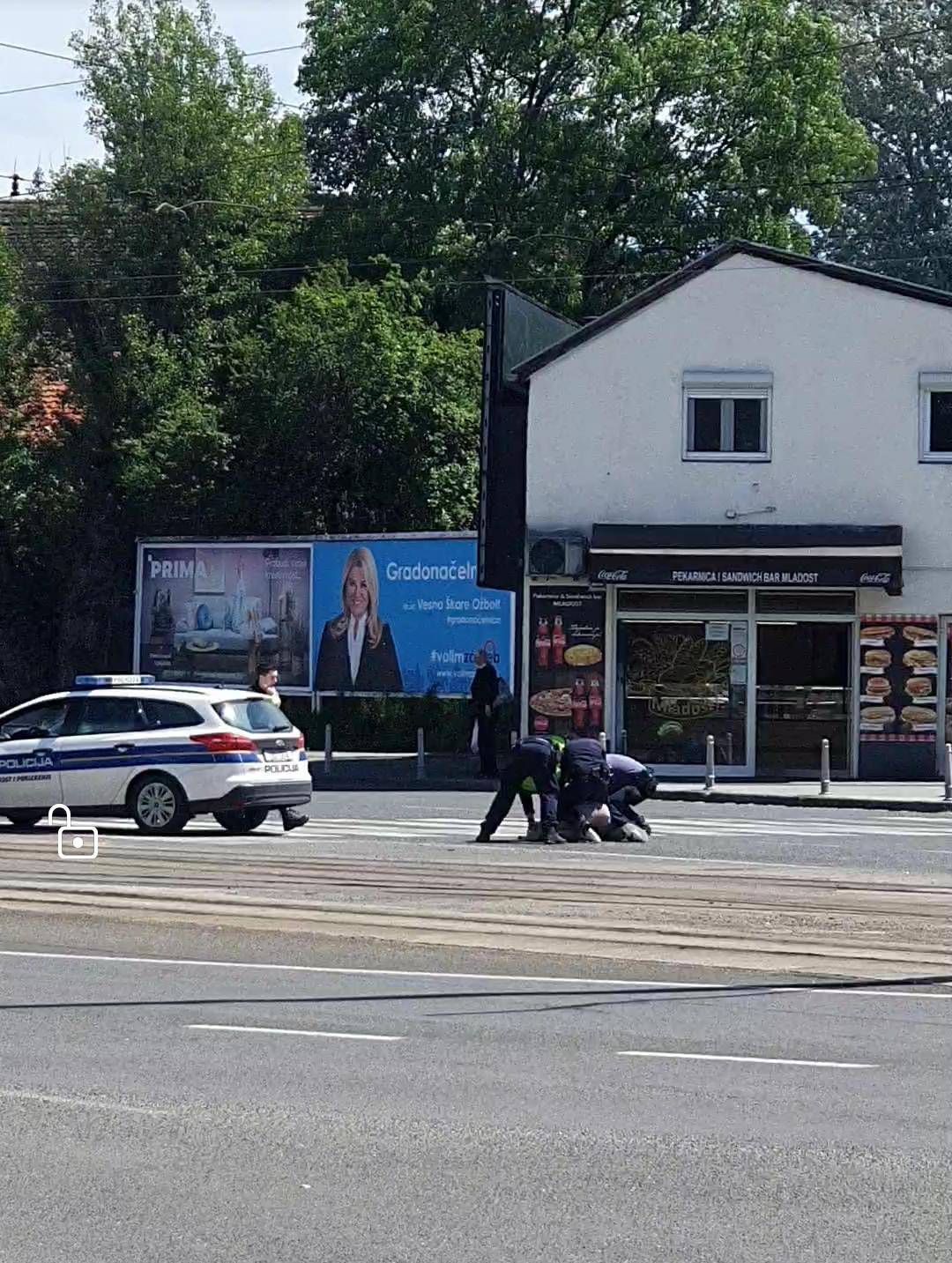 Strava u Zagrebu: Nožem napao muškarca pa pepeljarom pokušao razbiti vrata kafića