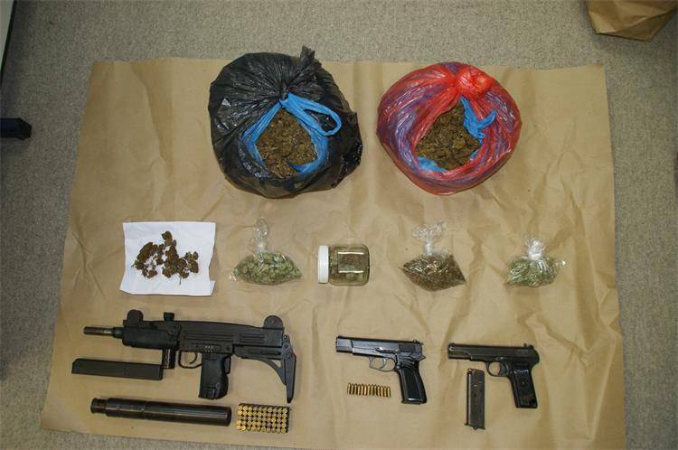 Uhvatili četvoricu: Dilali drogu, a kod njih našli i oružje i novac