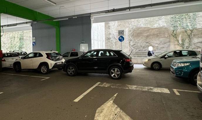 Golf 2 na 'struju', BMW zauzeo tri trake... Ovako samo Hrvati parkiraju. Bravo, pravi ste biseri