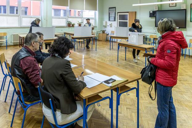 Na pulskim biralištima građani u drugom krugu biraju predsjednika Hrvatske