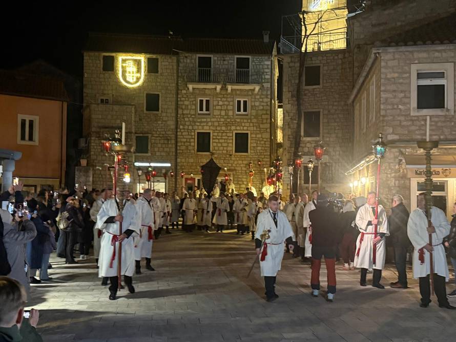 FOTO/VIDEO Procesija 'Za križen' na Hvaru: Po olujnoj buri nose križ od 15 kilograma