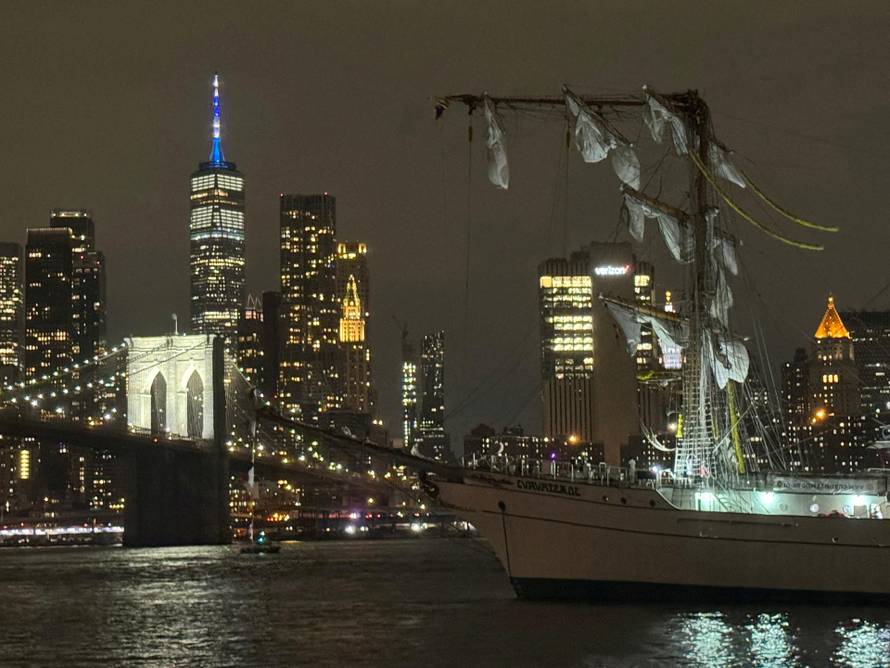 Mexican Navy training ship damaged after it ran into the Brooklyn Bridge in New York City