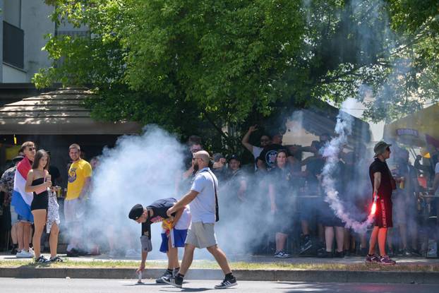 Zagreb: Zapaljene baklje u fan zoni na Bundeku uoči Thompsonovog koncerta 